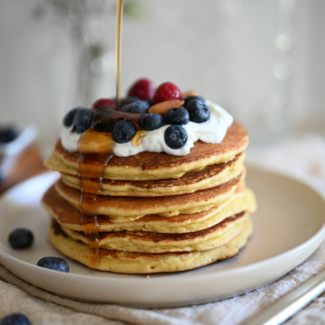 Desayuno dulce: Tortitas de avena con yogur y frutos rojos